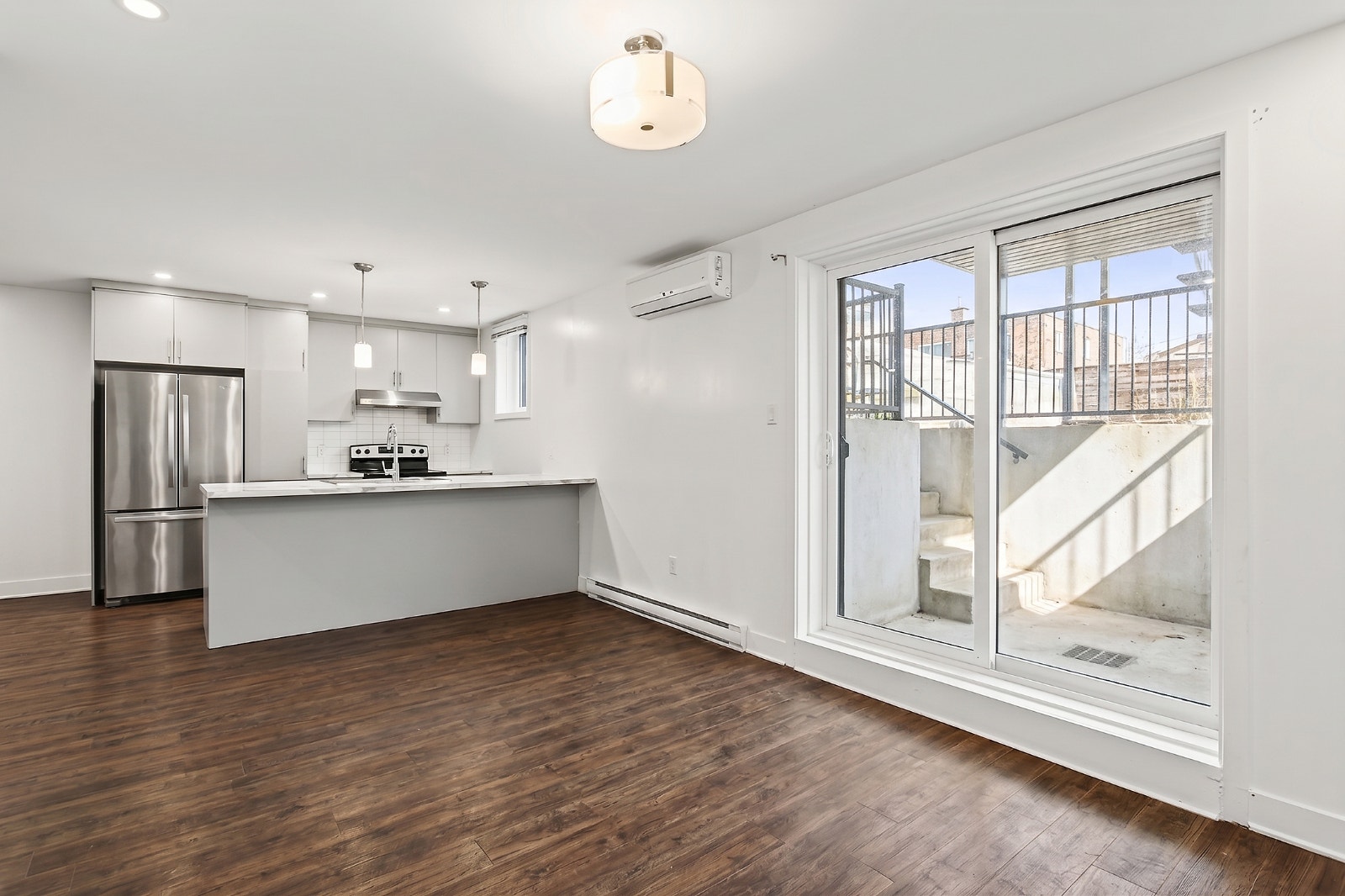 Saint-Hubert - 5 1/2 – demi sous-sol ** dispo maintenant ** — photo 2