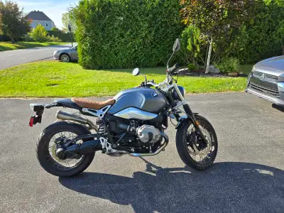 Viens avec le siège pour 2 personnes ainsi que le jack pour la roue arrière.