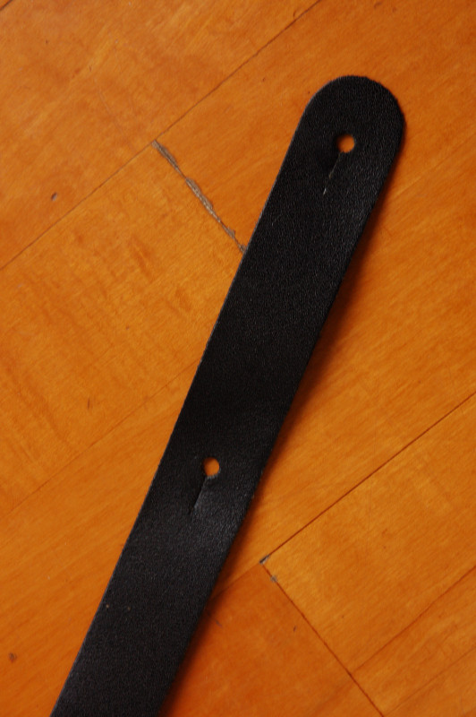 BLACK LEATHER GUITAR STRAP, 6.3 CM WIDE X 131 CM LONG MINT COND. in Guitars in Gatineau - Image 2