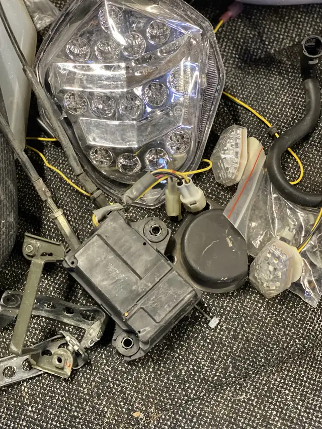 2002 Gsxr 1000 parts in Motorcycle Parts & Accessories in Belleville - Image 4