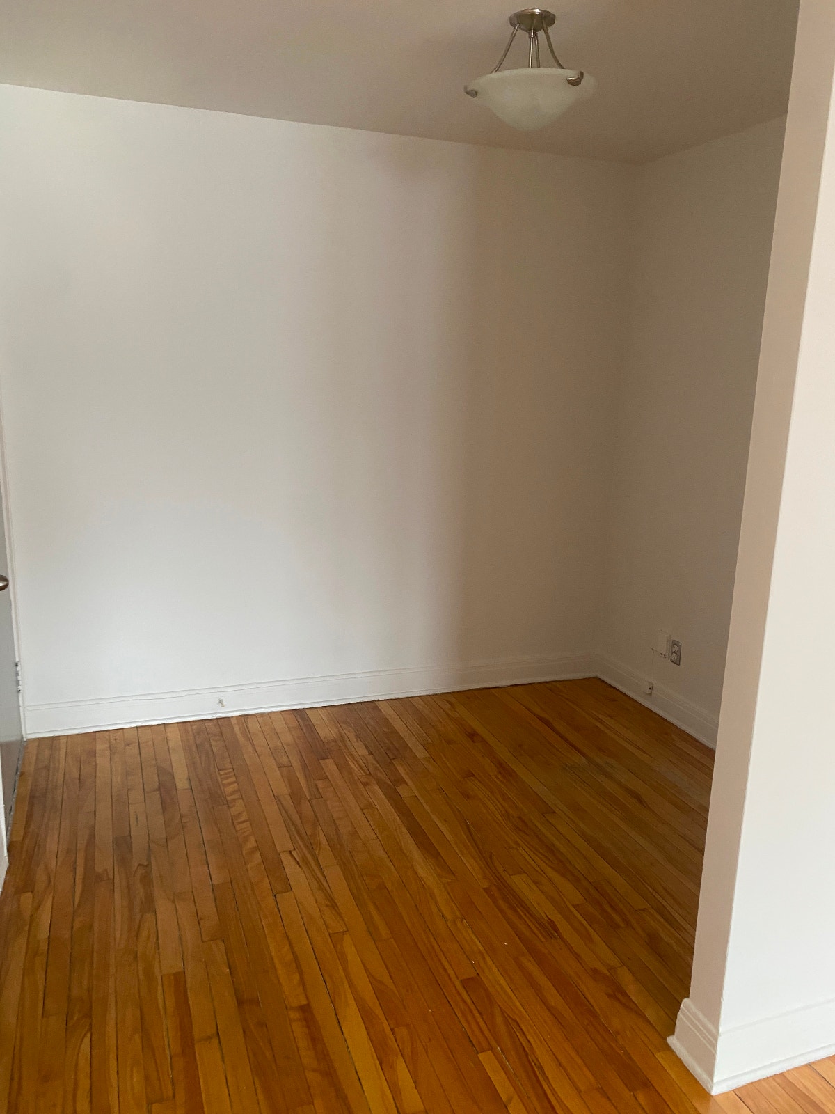 GRAND 31/2 (105 M2) côte saint Luc -NDG tout inclu — photo 1
