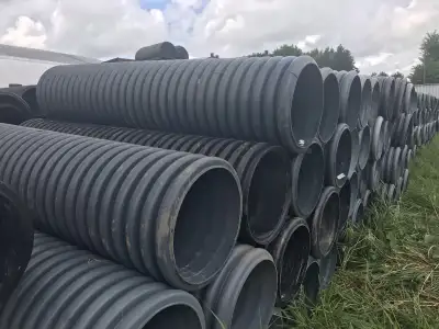 Tuyau de plastique pour ponceau. 18" de diamètre intérieur. 7 pieds de longueur. 70$/ch. Matériaux e...