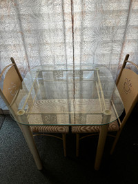 Petite table vitrée avec chaises