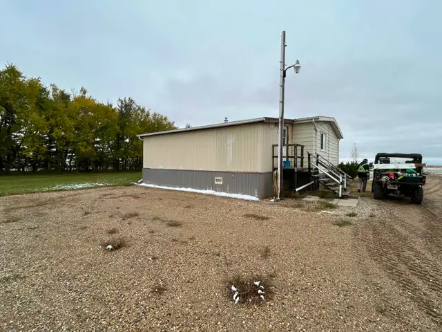 3 Bedroom, 1.5 Bath Double Wide Mobile Home **For Removal Only** in Houses for Sale in Regina - Image 4