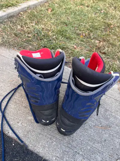 These pre-owned Ride snowboard boots are ready for your next winter adventure, featuring a classic l...