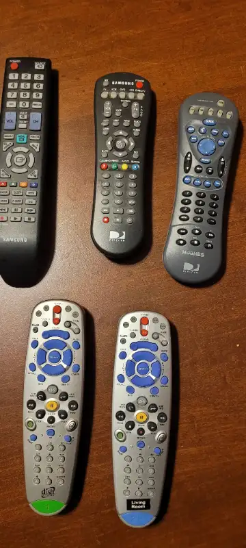 5 Universal TV Remotes 5$ in General Electronics in Laval / North Shore - Image 3