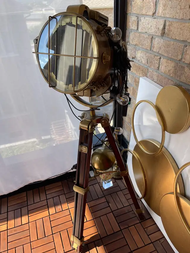 accent Brass Floor lamps in Indoor Lighting & Fans in Markham / York Region - Image 3