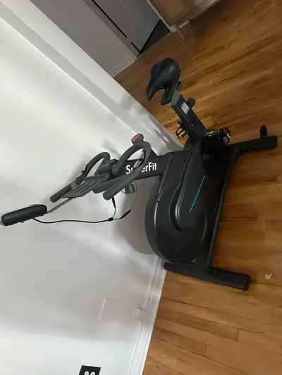 Je vends mon vélo stationnaire SuperFit en excellent état! Ce vélo est parfait pour ceux qui cherche...