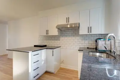 Logement libre dès maintenant ou 1er décembre prochain, selon votre convenance. Loyer de base à 1250...