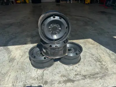 Utilisé 1 hiver et demi seulement. TPMS inclus Modèle X43765: Bolt Pattern: 6x135 mm Size: 17" x 7.5...