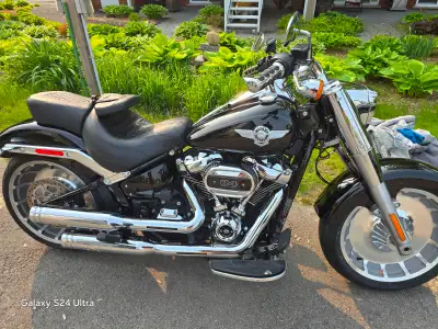 Moto Harley-Davidson Fat boy 2021 avec seulement 9500 KM dossier chauffeur, siège confort ajouté , s...