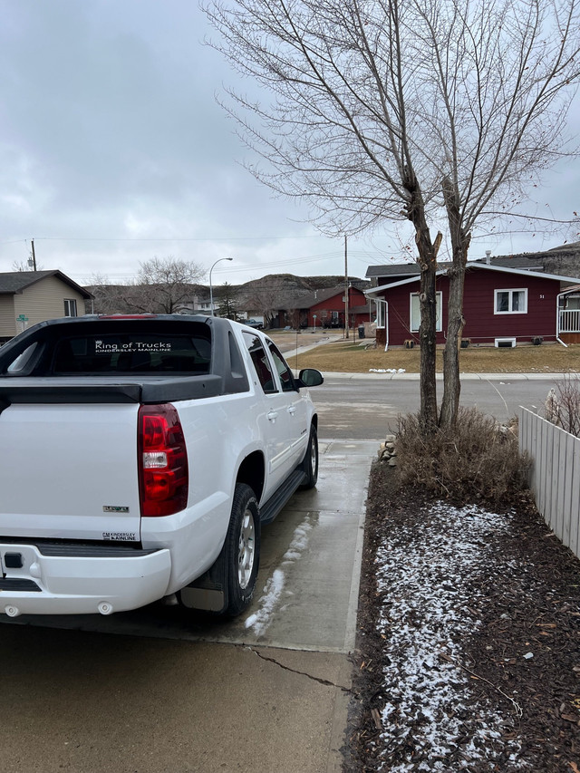 2010 Chevrolet Avalanche  in Cars & Trucks in Calgary - Image 4