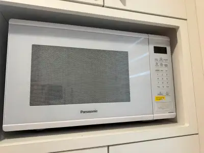 Articles disponibles – tous en excellent état de fonctionnement : • Micro-ondes Panasonic (modèle NN...