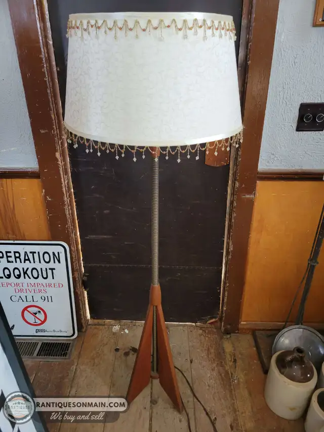 Vintage MCM Floor Lamp in Indoor Lighting & Fans in Owen Sound - Image 2