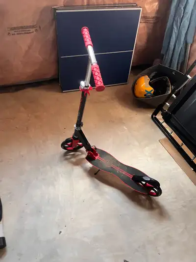 Youth Scooter – Great Condition! Smooth Ride & Ready to Go Selling a stylish and reliable scooter th...