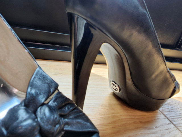Beautiful Michael Kors black leather Heels sz. 8 in Women's - Shoes in Strathcona County - Image 4