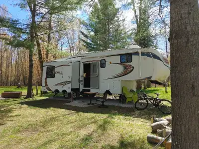 This pre-owned 2012 Jayco Eagle fifth wheel offers 32 feet of comfortable living space for your next...