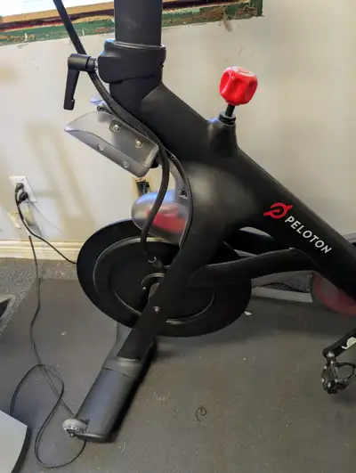 Peloton bike with upgraded gel seat, the original seat comes with it as well. Also comes with 2 poun...
