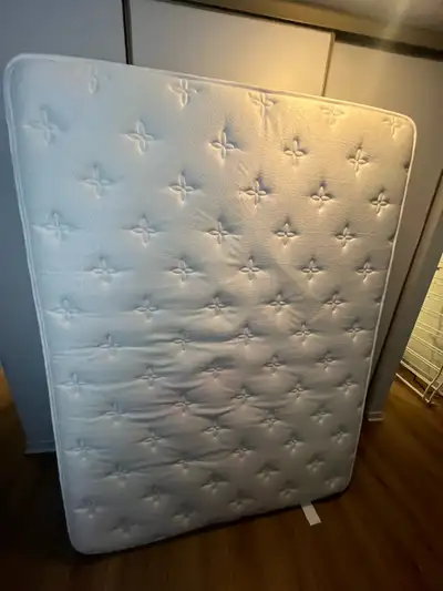 Matelas Queen (neuf) à vendre à Saint-Jerome !, View more