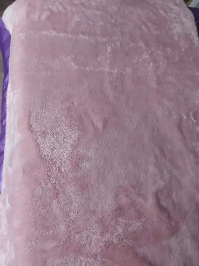 Belle doudou rose 78x 60 pouces et un autre de 44x62 pouces.