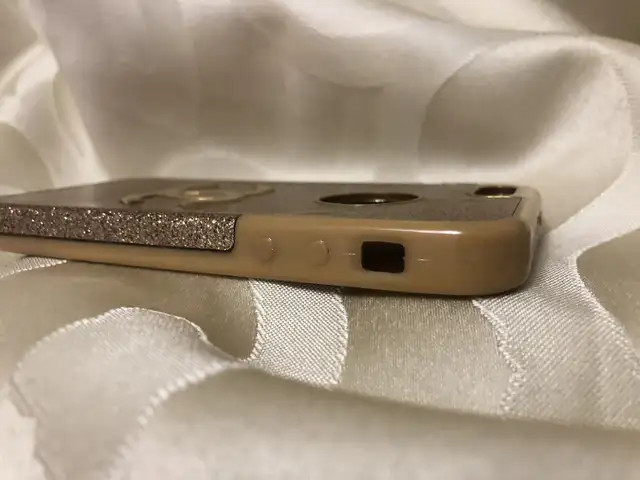 New iPhone SE and 5 Golden Glittery Phone Case in Cell Phone Accessories in Kingston - Image 5