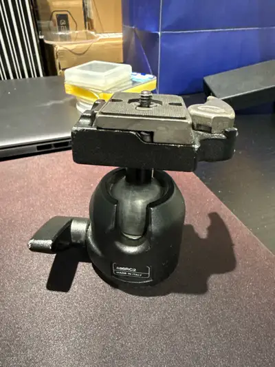 Selling both tripod/monopod head with 1 quick release plate as bundle. Both Heads are working smooth...