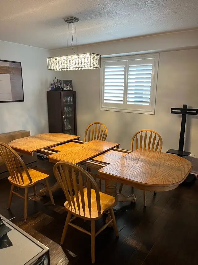 Solid Oak Dining room table and 4 Oak chairs in Dining Tables & Sets in Hamilton - Image 4