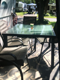 table et chaises de patio