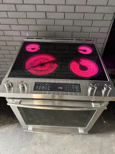 Deluxe Jenn-Air stove - delivery possible , View more