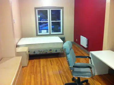 Nice and clean 5-1/2, one big bedrooms are available for rent. first floor, Looking for non-smoke ma...