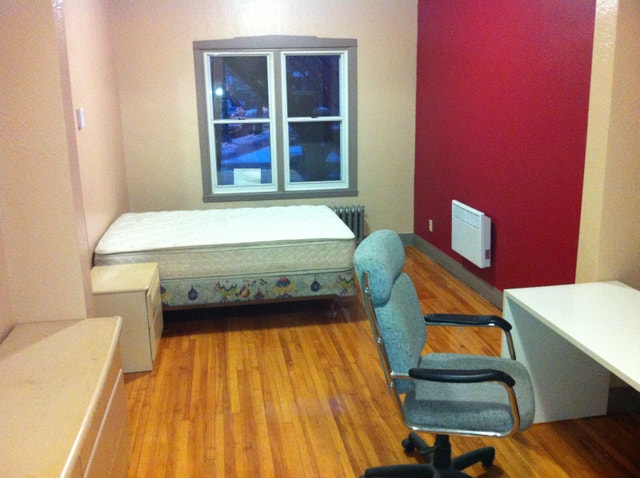 Big Furnished room, looking for male roommate (Monk metro) — photo 1