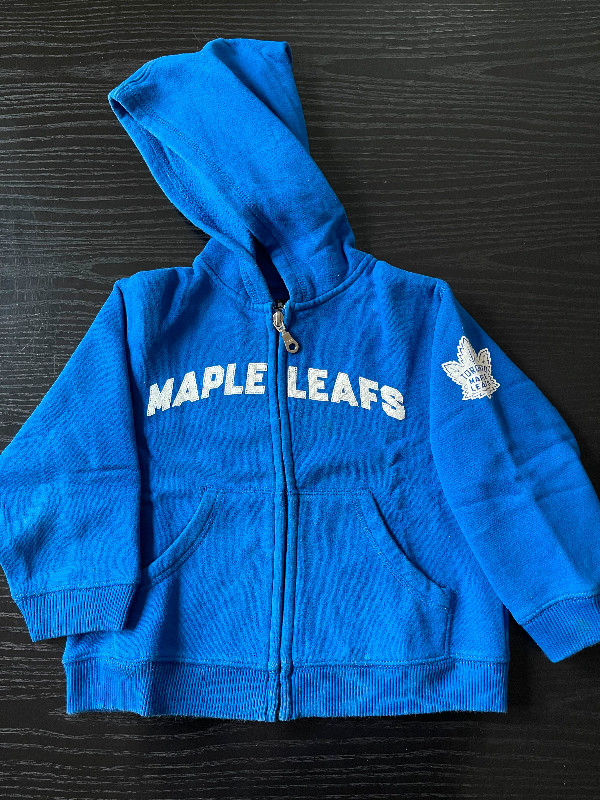 Unisex ROOTS Maple Leaf Hoodie Size 3T-4T Pre-loved in Clothing - 3T in City of Toronto - Image 2