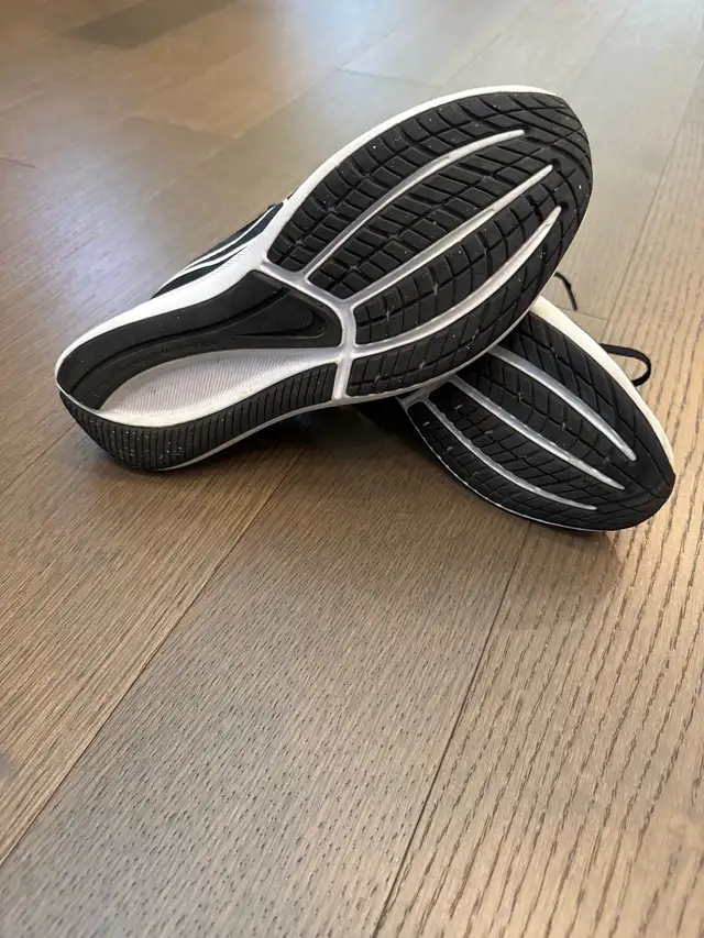 youth size 5.5 Nike Star Runner Shoe in Kids & Youth in St. Albert - Image 4