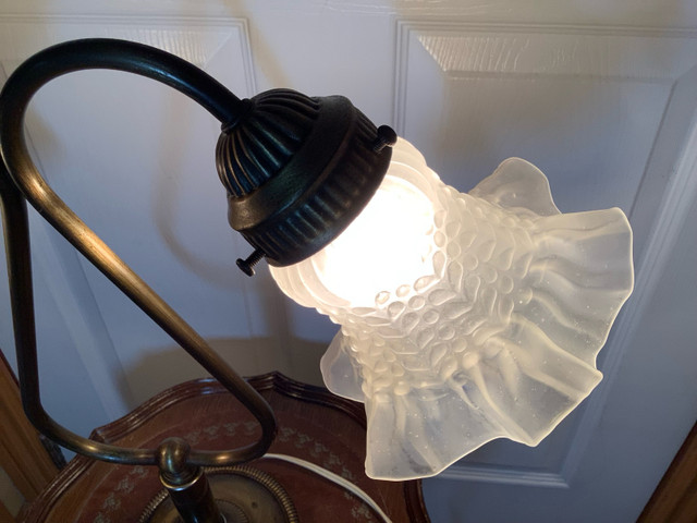 Vtg Twin Satin Frosted White Ruffled Glass Shade Table Lamp in Indoor Lighting & Fans in Belleville - Image 3