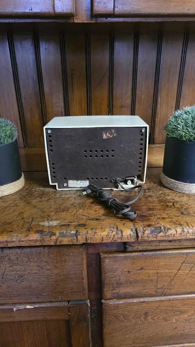 Sylvania White Bakelite Antique Tube Radio in Arts & Collectibles in Kawartha Lakes - Image 6