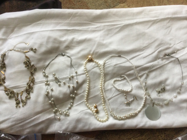 Bijoux, colliers et boucles d’oreille dans Bijoux et montres  à Saint-Hyacinthe - Image 2