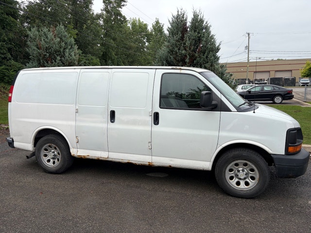 Truck-Camion 2010 Chevrolet Express Cargo 1500 — photo 3