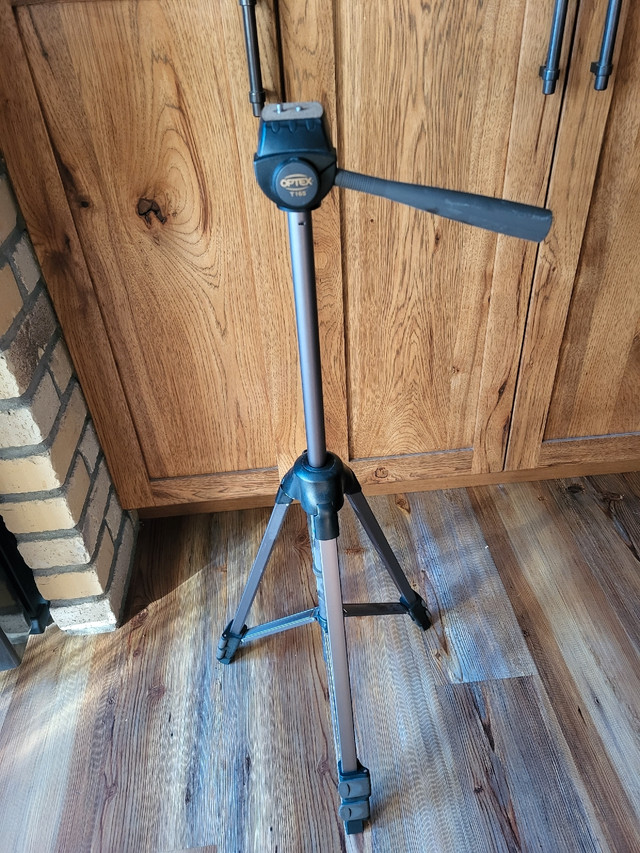 Aluminum tripod adjustable height  in Cameras & Camcorders in Winnipeg - Image 4