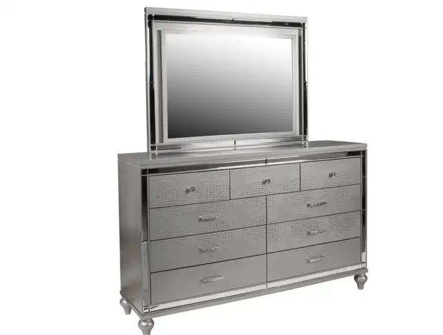 Ensemble de chambre à coucher/ bedroom set Valentino in Dressers & Wardrobes in Longueuil / South Shore - Image 6