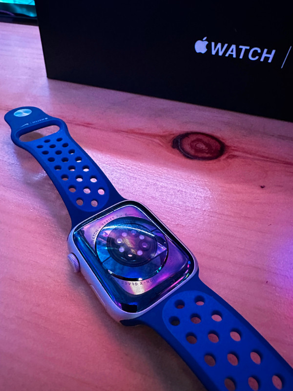 Montre Apple Watch Nike Series 7 45mm Starlight Aluminium GPS dans Appareils électroniques  à Longueuil/Rive Sud - Image 3