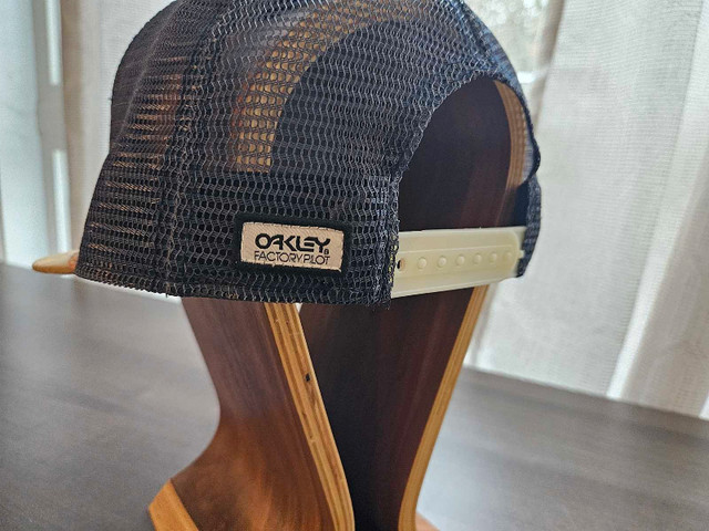 Oakley Factory Pilot Snapback Trucker Hat like new never worn in Men's in Oshawa / Durham Region - Image 4