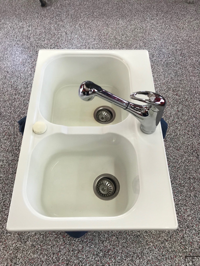 Évier de cuisine blanc et robinet  dans Vaisselle et articles de cuisine  à Val-d'Or - Image 2