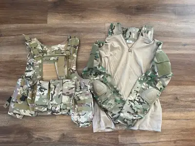 This pre-owned airsoft tactical kit includes a durable camouflage tactical vest with multiple pouche...