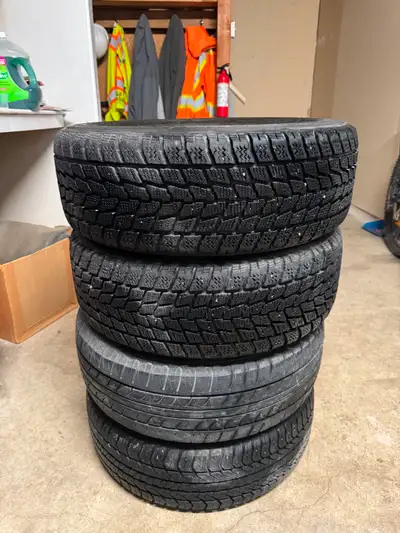Set of 4 winter tires 185/60R14 Hankook Observe G-02 Plus (82T) on steel rims. Tires are in good con...