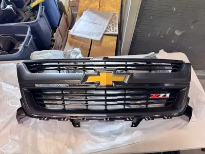 Grille Front Noir GM Modele 23321740 flambant neuf dans sa boite