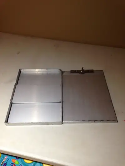 Pads de livraison en métal pour préparer facture et ensuite les ranger. Prix: $5.00
