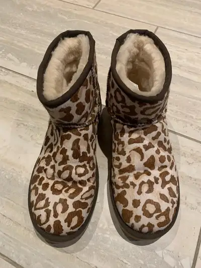 Authentic Ugg brand which are not available anymore. In like new, mint condition. Maybe worn once bu...