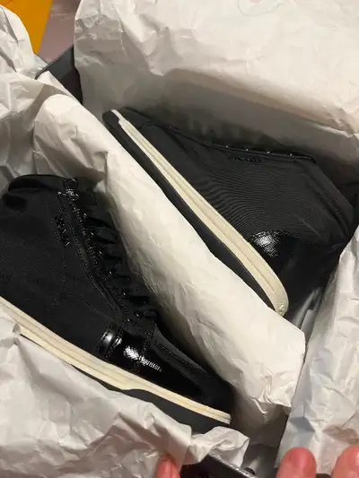 Souliers neufs Prada pour femme non porté pointure 7 payé 1360$ Aller voir mes autres annonces merci...