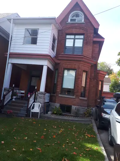 1st floor,Very spacious,Two Bedroom Apt, living room, kitchen, laundry, 3 pc bath, sun room, back ya...