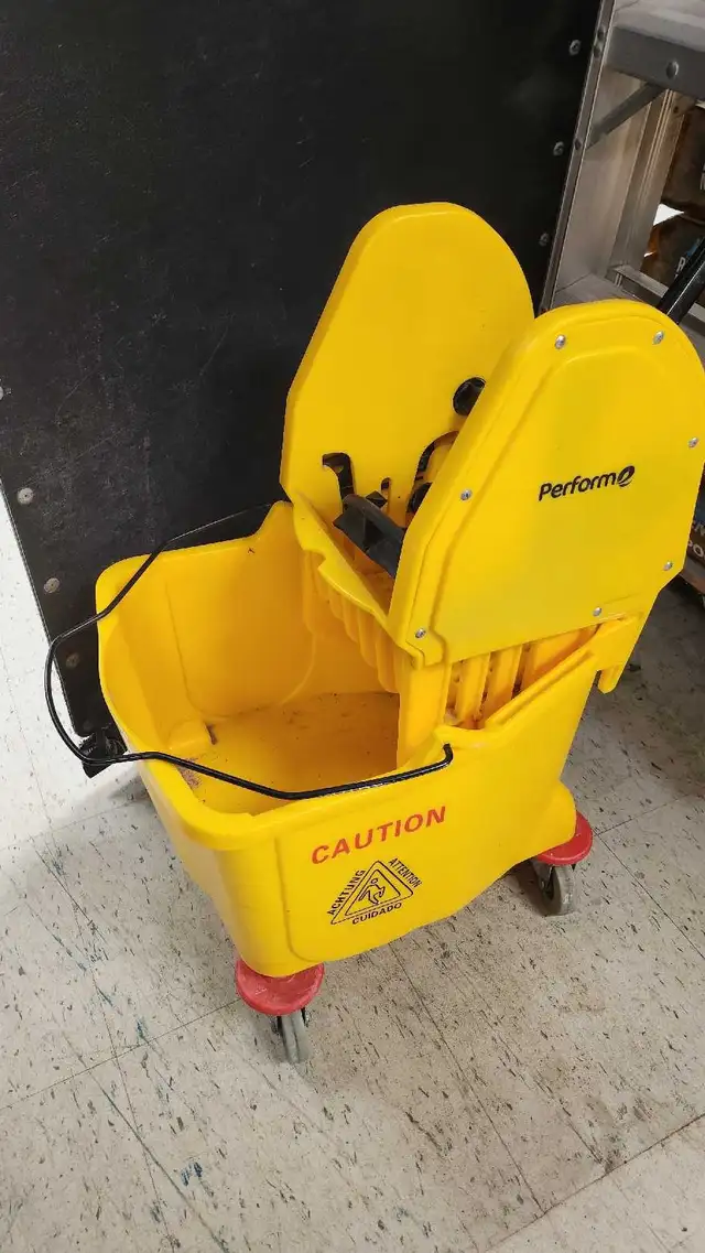 Mop bucket with wringer64519993320195120